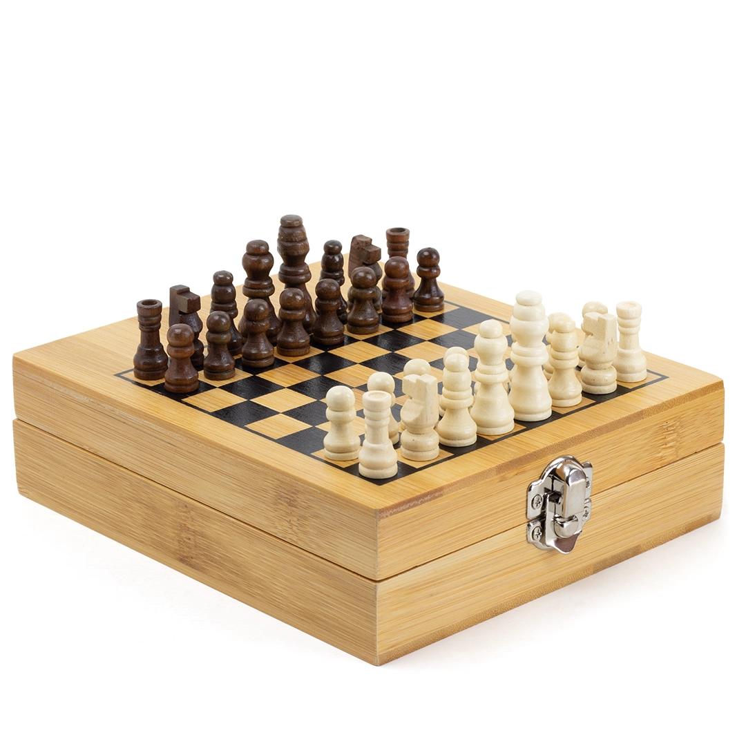 4 piece wine set wit chess set Wood front